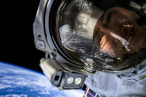 De quelle manière les astronautes sont choisis pour aller sur la lune ?